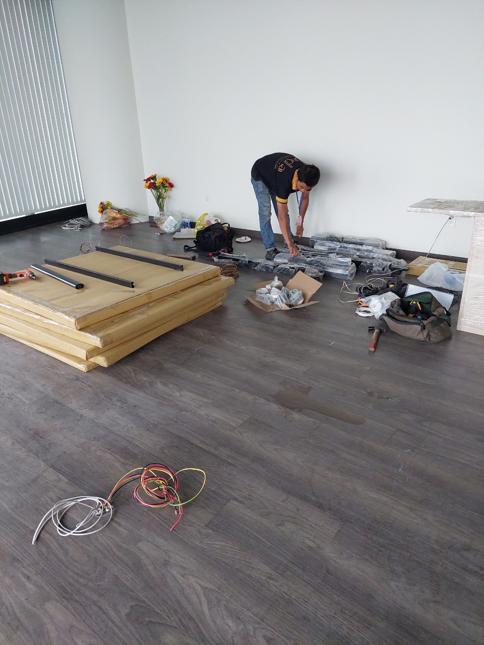Thi công lắp sàn gỗ công nghiệp cho công ty bán hàng trực tuyến tại Quận 7
